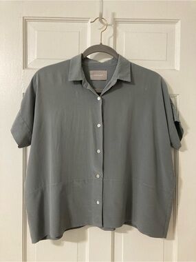 Everlane Boxy Fit 100% silk Breezy Short-Sleeve Button-Down Shirt in Gray